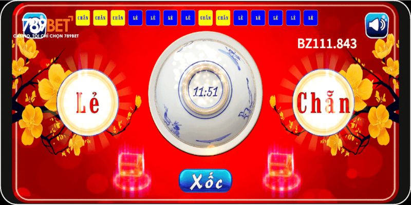 Người chơi quan sát bảng lịch sử xóc đĩa với tâm lý bình tĩnh